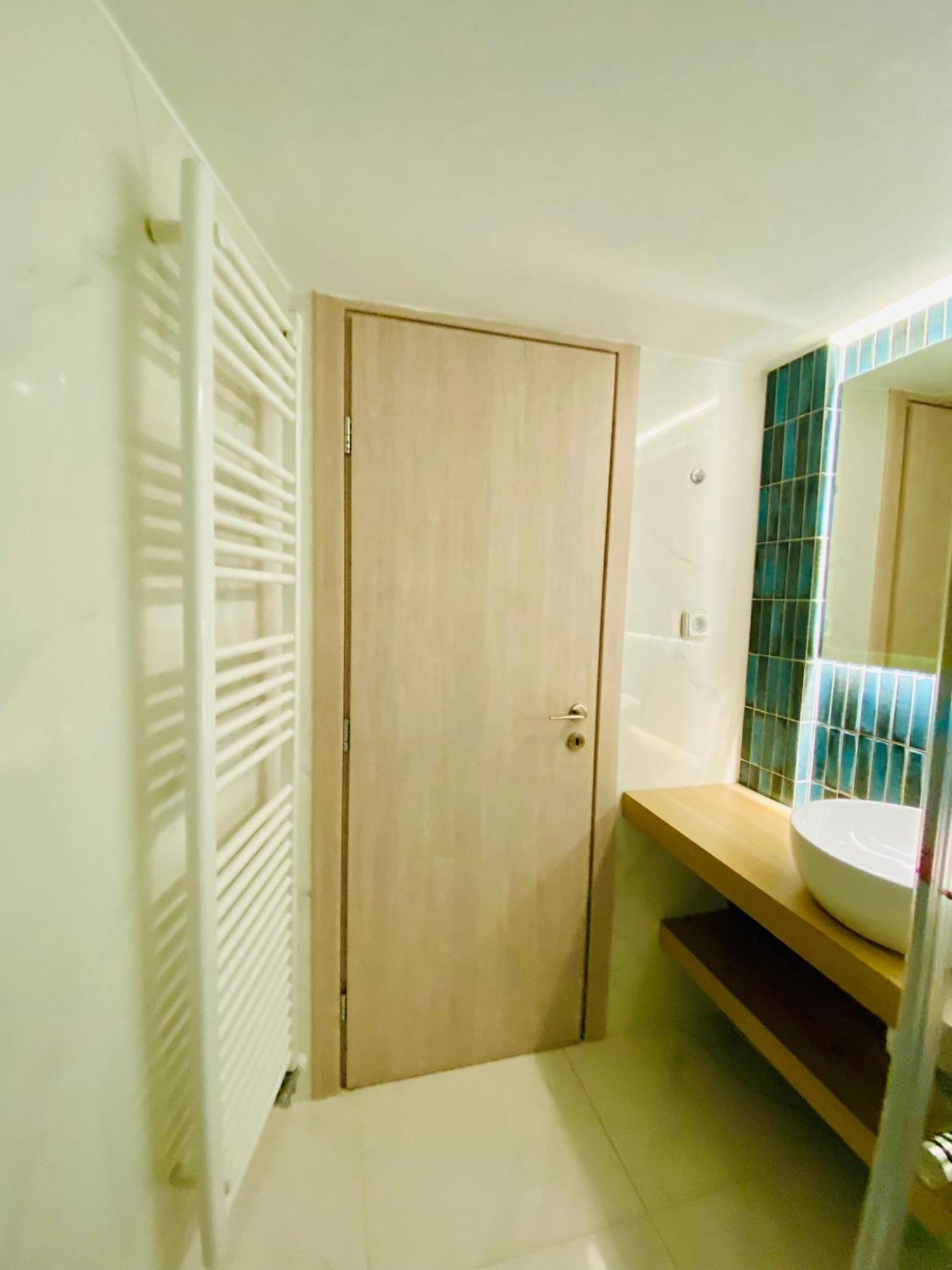 Antinoros Inn, Stylish Apartment,3' To Metro เอเธนส์ ภายนอก รูปภาพ