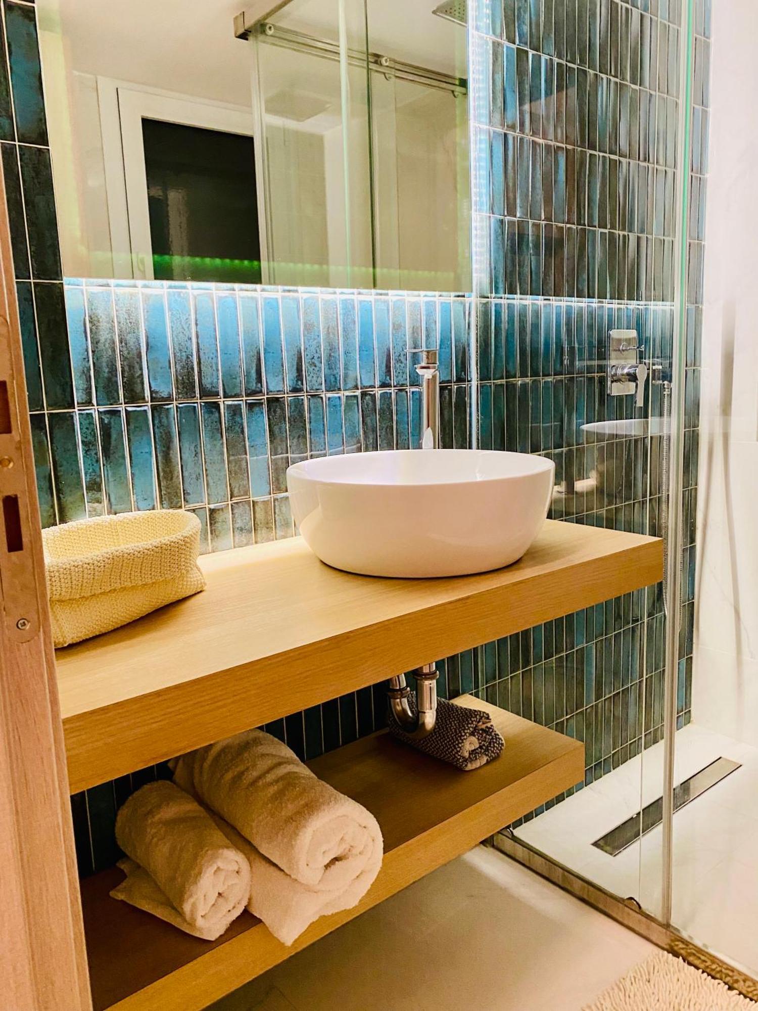 Antinoros Inn, Stylish Apartment,3' To Metro เอเธนส์ ภายนอก รูปภาพ
