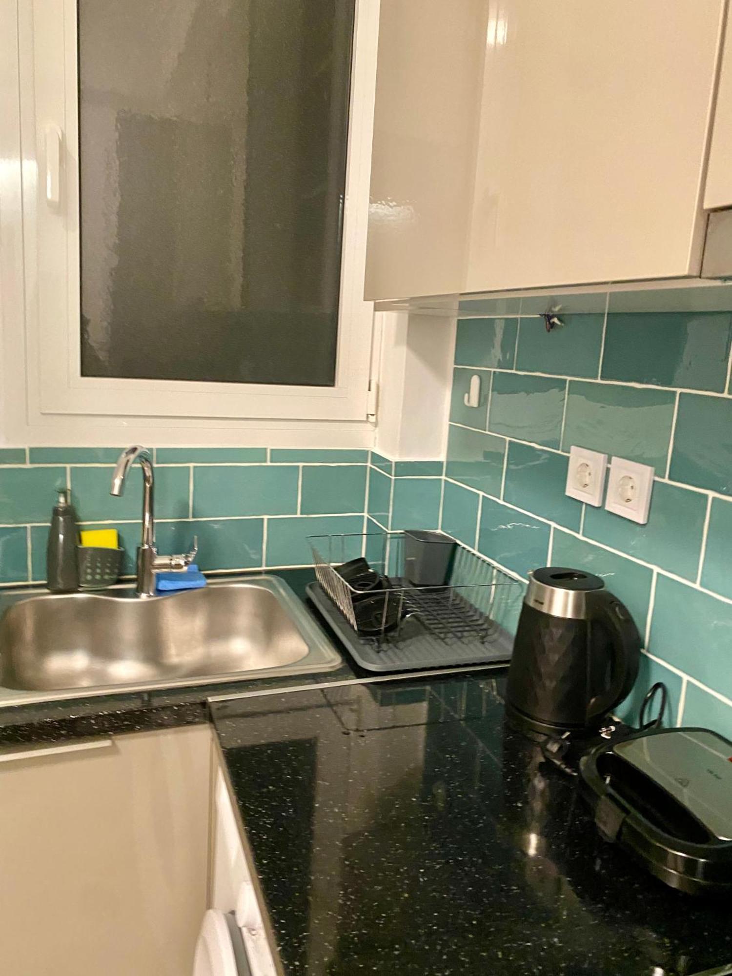Antinoros Inn, Stylish Apartment,3' To Metro เอเธนส์ ภายนอก รูปภาพ
